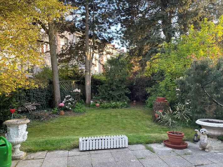 Das 1971 erbaute Haus bietet mit seinen 4 Zimmern und 128 qm Wohnfläche ausreichend Platz für eine Familie oder auch für Paare, die gerne etwas mehr Raum haben möchten. Das Haus ist ein Fertighaus und wurde von der Firma OKAL gebaut, immer wieder instand
